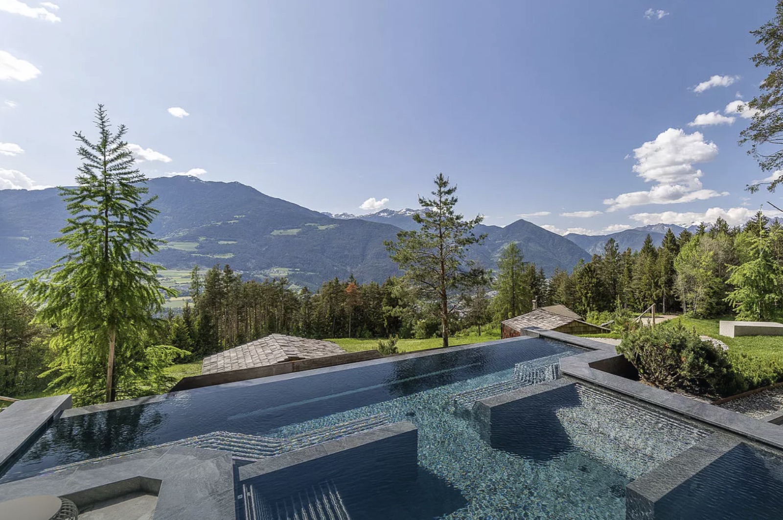 Poolterrasse mit Bergpanorama im My Arbor Südtirol